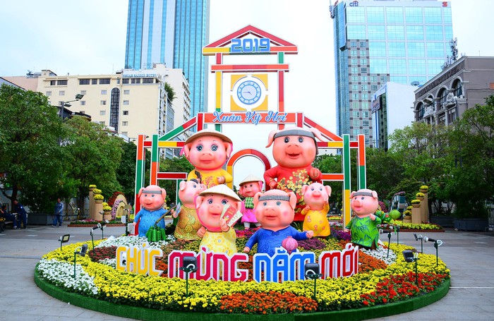 Đường[-]hoa[-]Nguyễn[-]Huệ[-]Tết[-]Kỷ[-]Hợi[-]2019:[-]Thành[-]phố[-]Hồ[-]Chí[-]Minh[-]-[-]Vững[-]bước[-]vươn[-]xa[-]